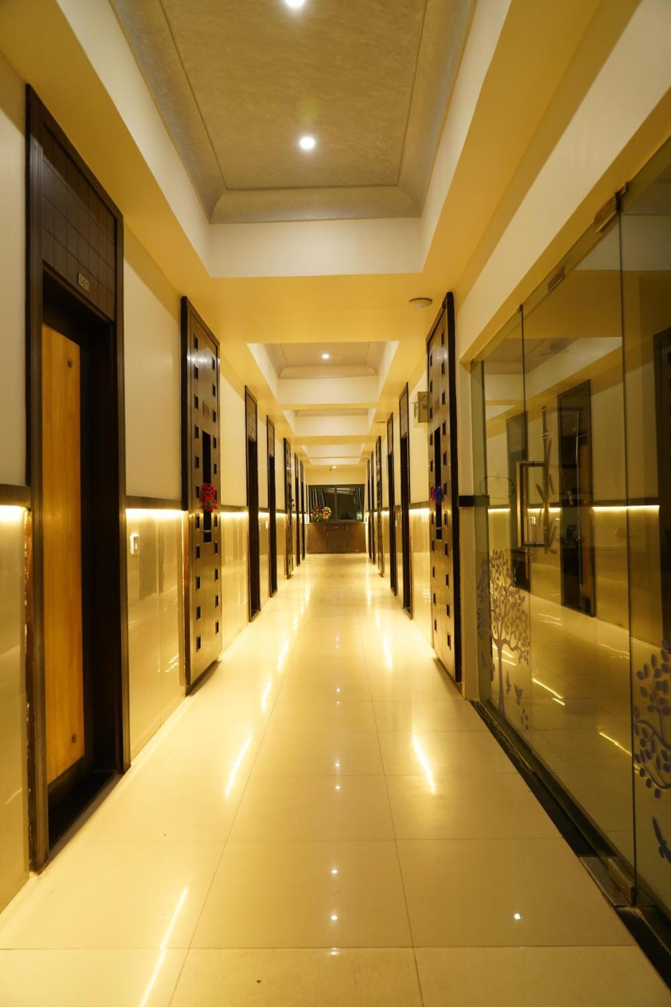 Marshall The Grand Hotel Ahmedabad Luaran gambar