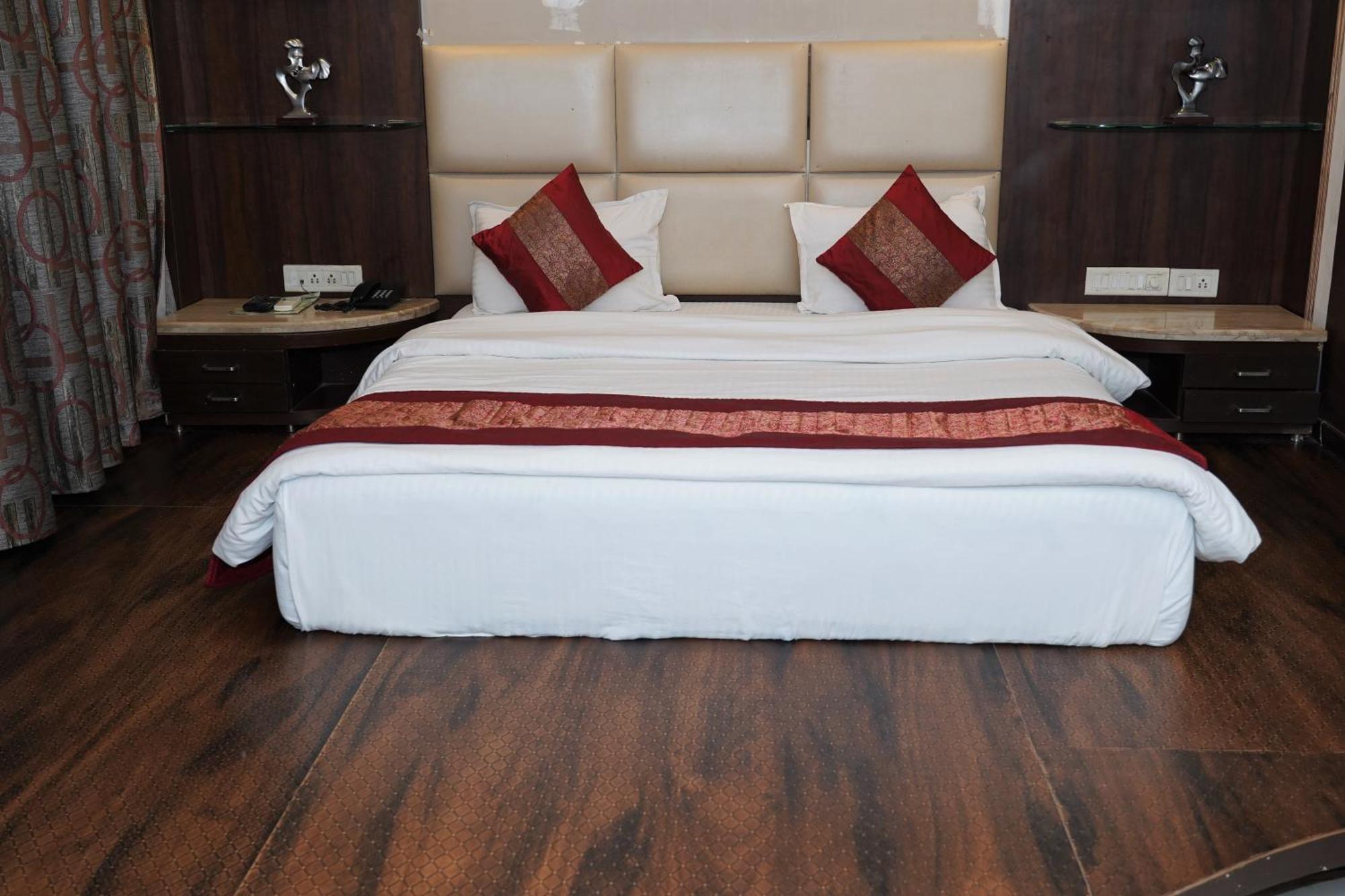 Marshall The Grand Hotel Ahmedabad Luaran gambar